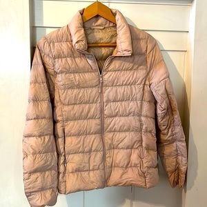 Lightweight puffy jacket size small crème color